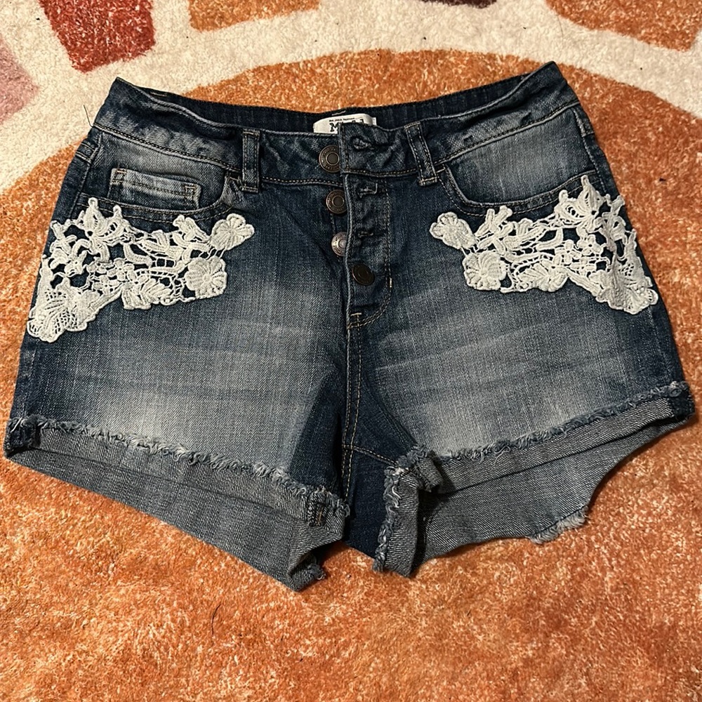 Jean shorts with white lace decoration